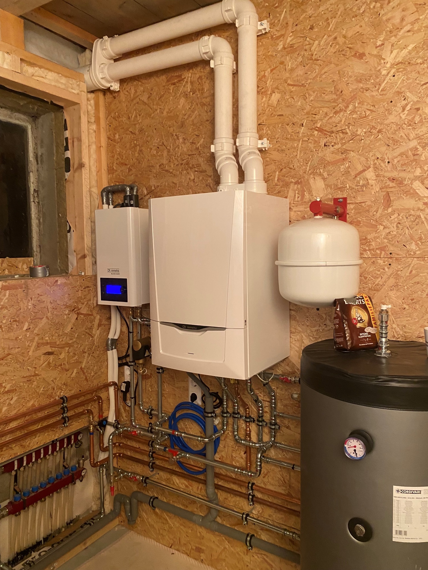 Monteur van Van Velzen Installatietechniek aan het werk